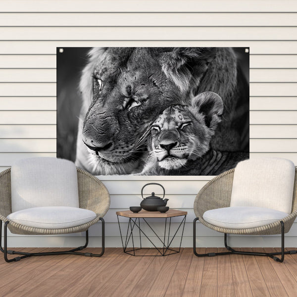 Knuffelende leeuwen in zwart-wit fotografie tuinposter