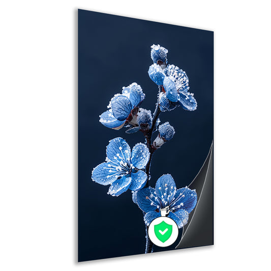 Blauwe bloemen met ijskristallen in close-up poster