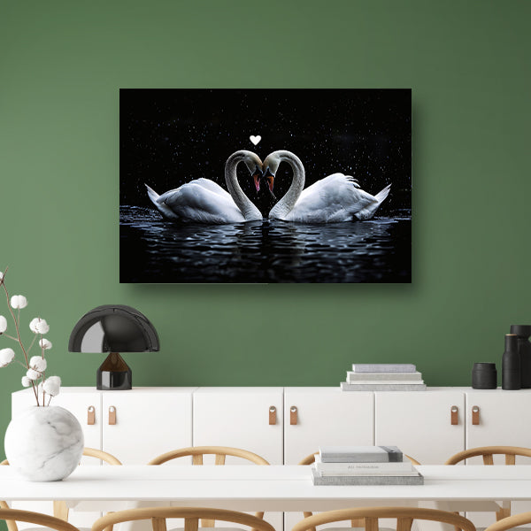Twee zwanen vormen een hart in water canvas met baklijst