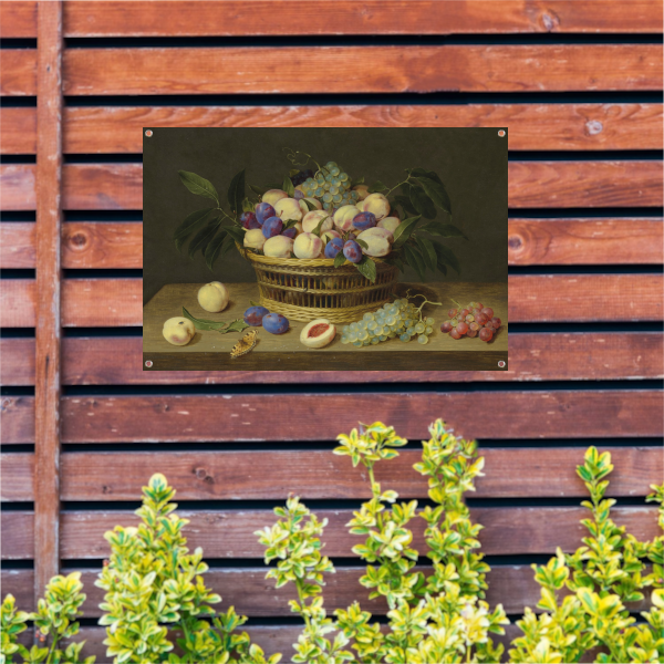 Perziken, pruimen en druiven in een rieten mand, met fruit en een vlinder op een houten tafel - Jacob van Hulsdonck tuinposter