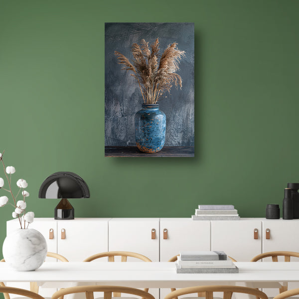 Rustieke blauwe vaas met droogbloemen tegen donkere achtergrond acrylglas