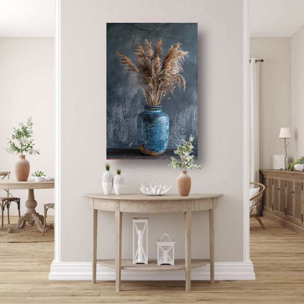 Rustieke blauwe vaas met droogbloemen tegen donkere achtergrond canvas