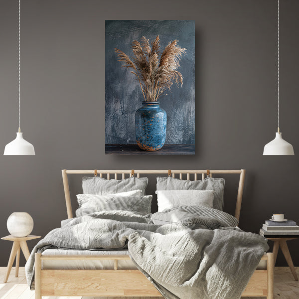 Rustieke blauwe vaas met droogbloemen tegen donkere achtergrond acrylglas