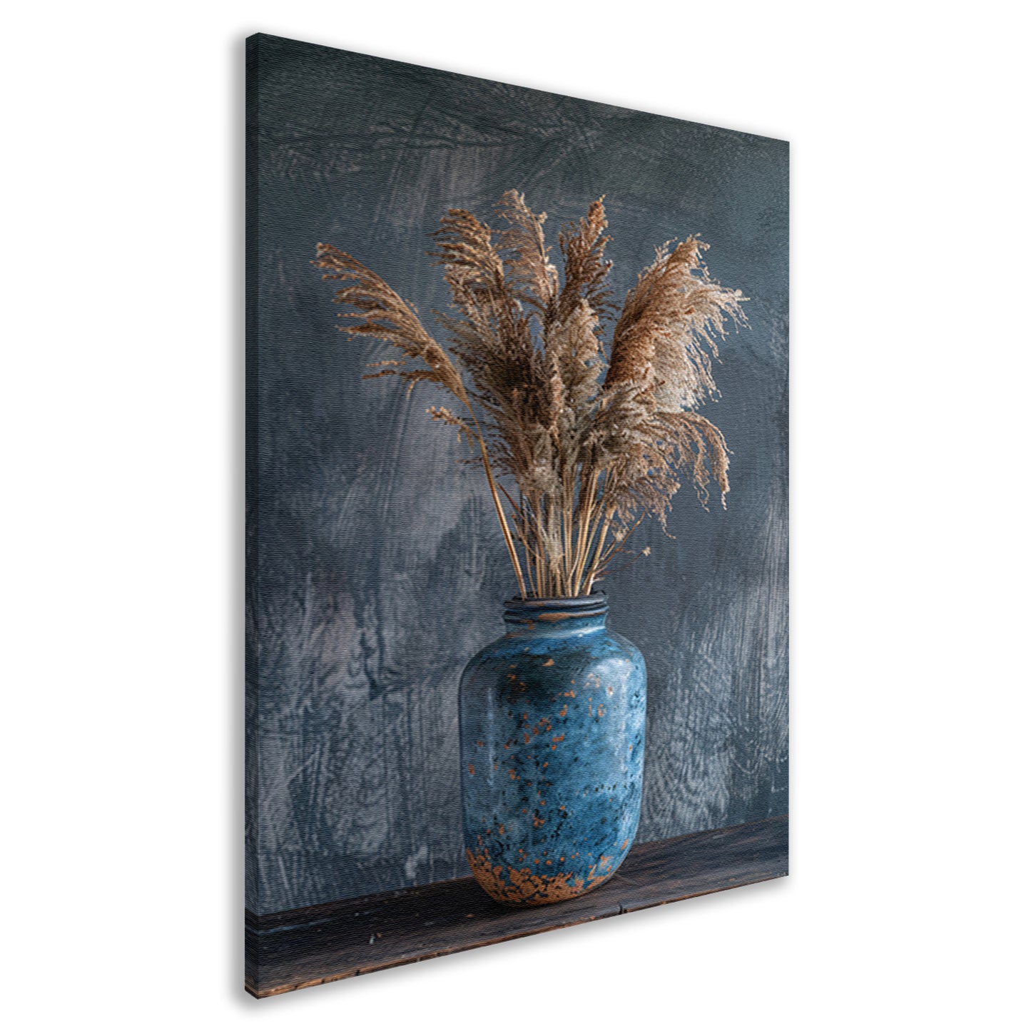 Rustieke blauwe vaas met droogbloemen tegen donkere achtergrond canvas