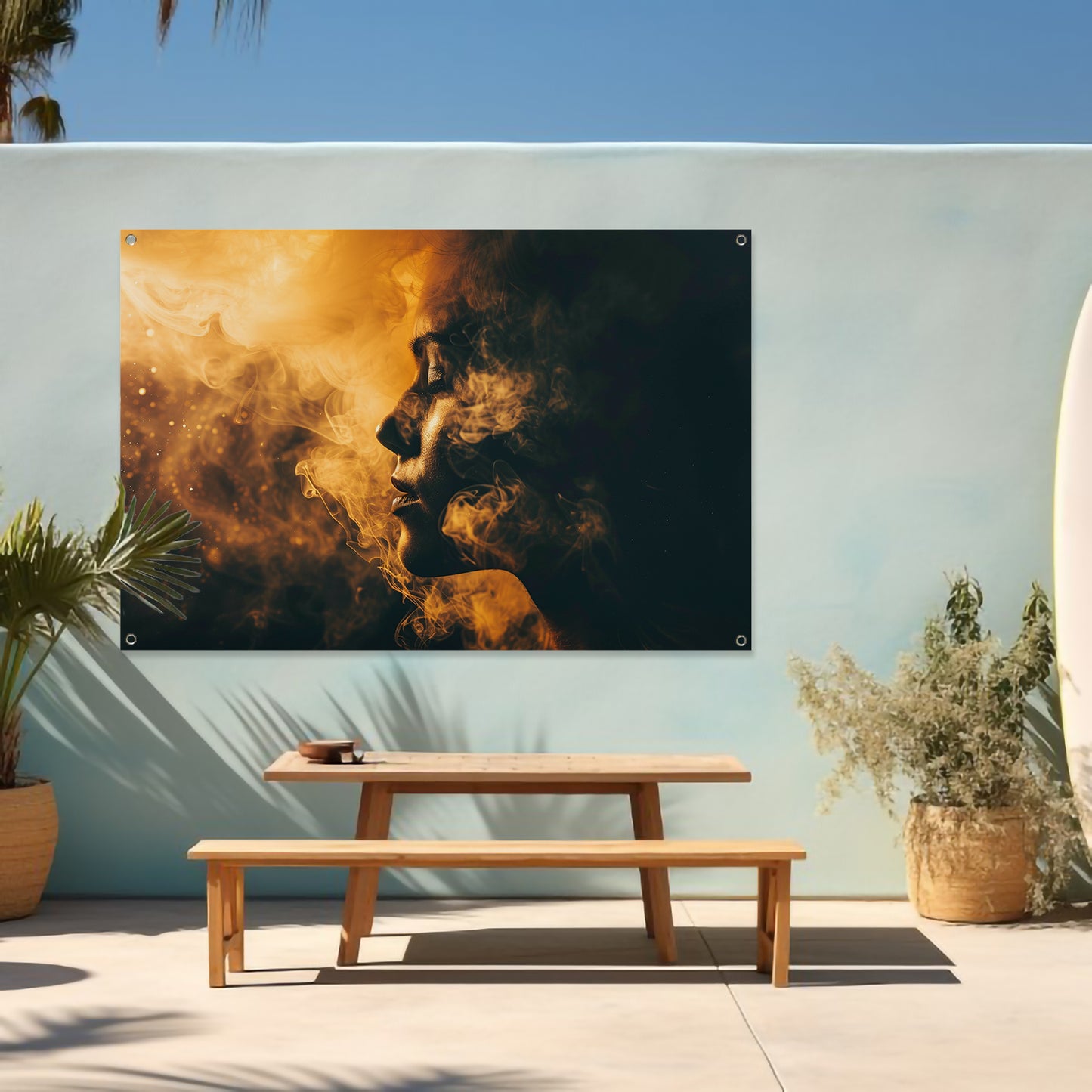 Gouden rook omhult vrouwelijk silhouet tuinposter