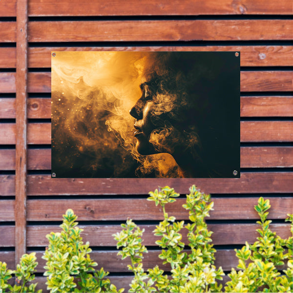 Gouden rook omhult vrouwelijk silhouet tuinposter