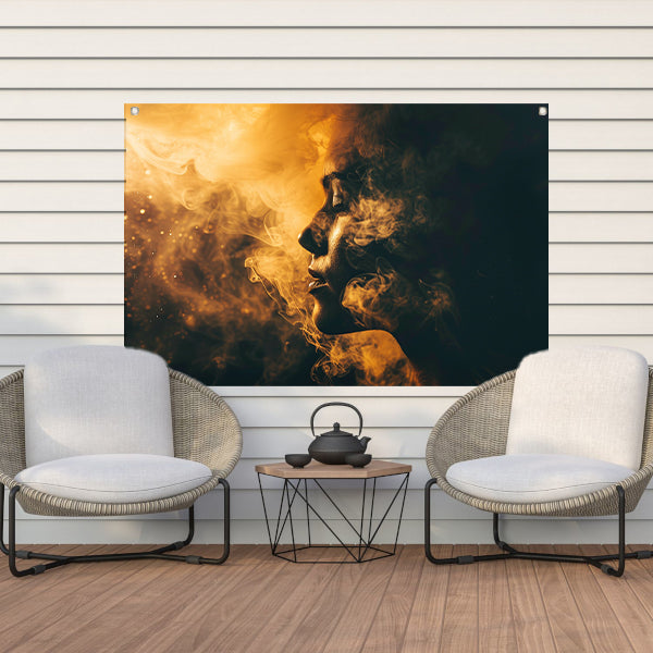 Gouden rook omhult vrouwelijk silhouet tuinposter