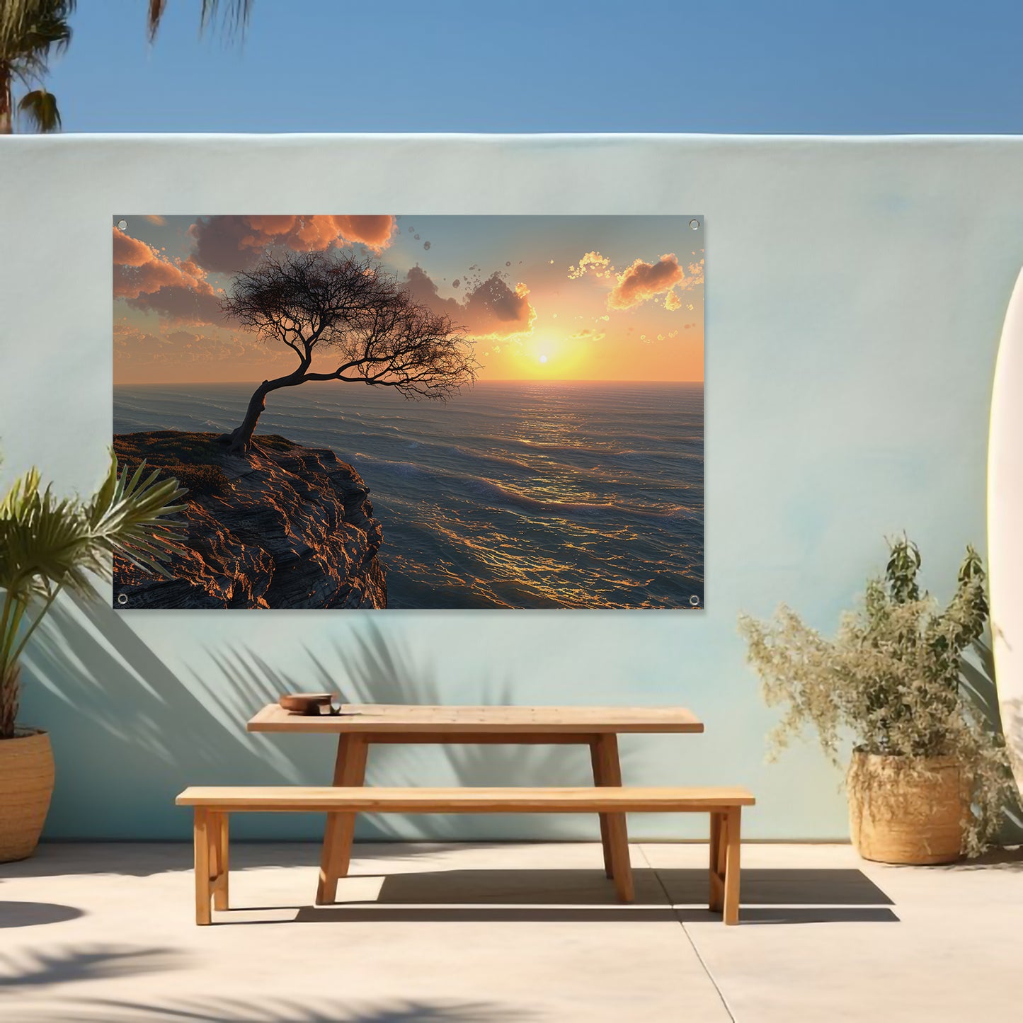 Een eenzame boom bij zonsondergang tuinposter