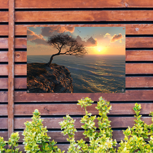 Een eenzame boom bij zonsondergang tuinposter