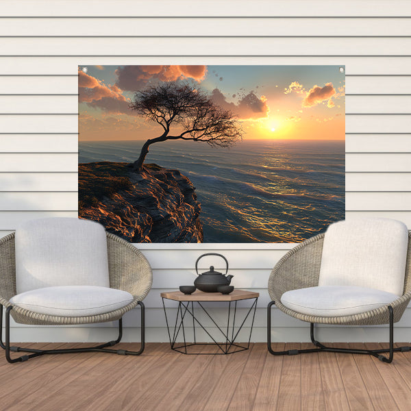 Een eenzame boom bij zonsondergang tuinposter