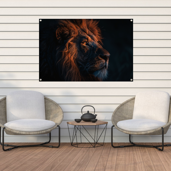 Leeuw in Schemerlicht met Gouden Manen tuinposter