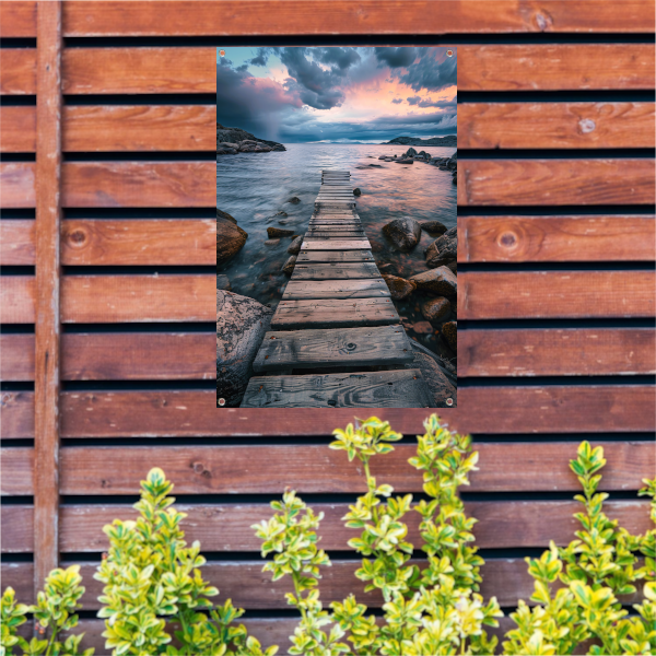 Oude houten steiger leidt naar kalme zee bij zonsondergang tuinposter