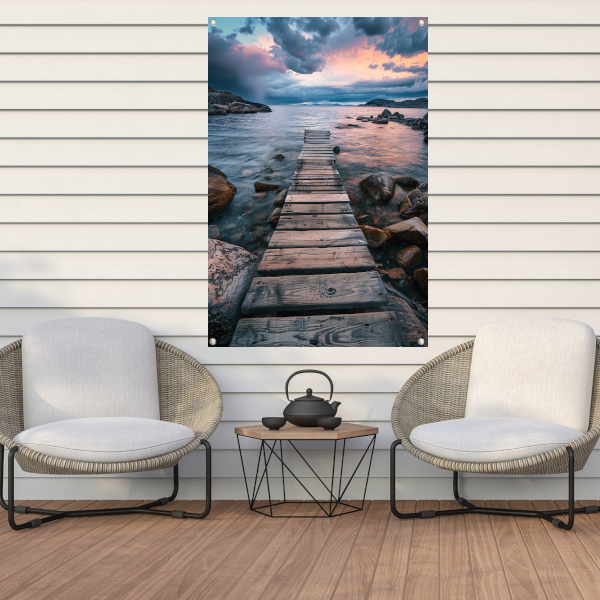 Oude houten steiger leidt naar kalme zee bij zonsondergang tuinposter