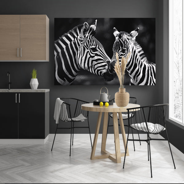 Intieme ontmoeting zebra moeder en jong poster