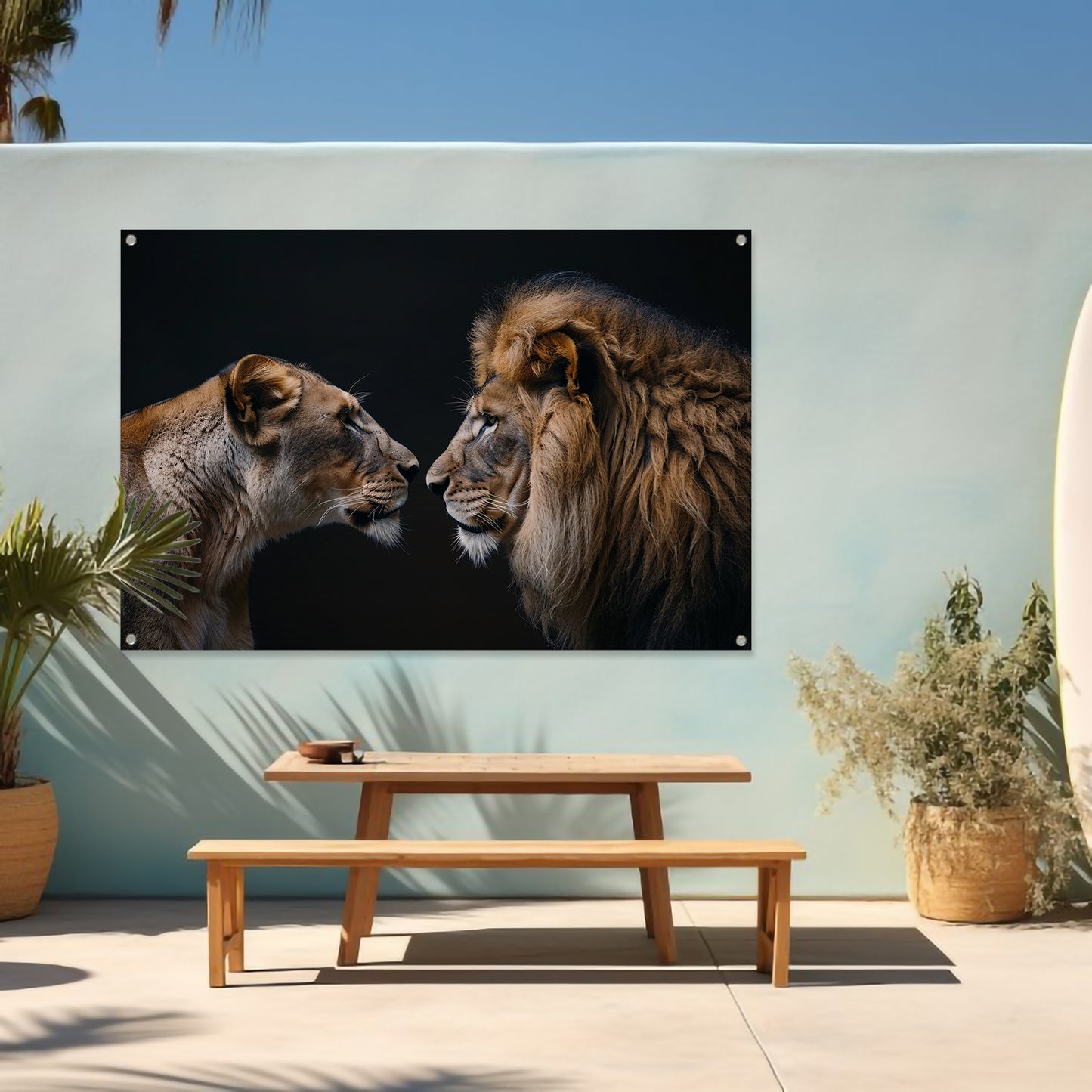 Leeuw en leeuwin in intense ontmoeting tuinposter