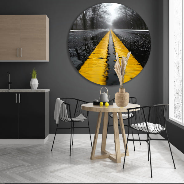 Regenachtige weg met gele strepen aluminium muurcirkel