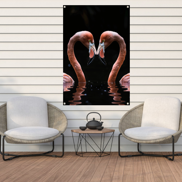 Twee flamingos vormen hart in water tuinposter