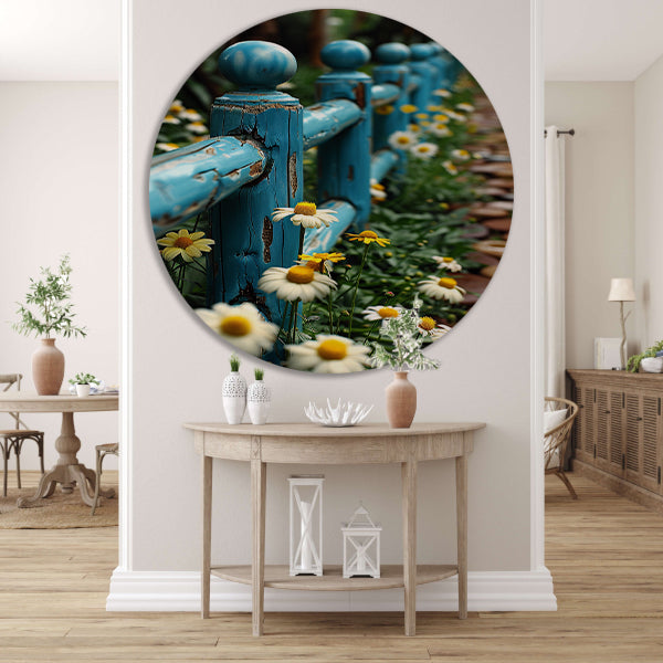 Blauw verweerd hek met margrieten in tuin forex muurcirkel