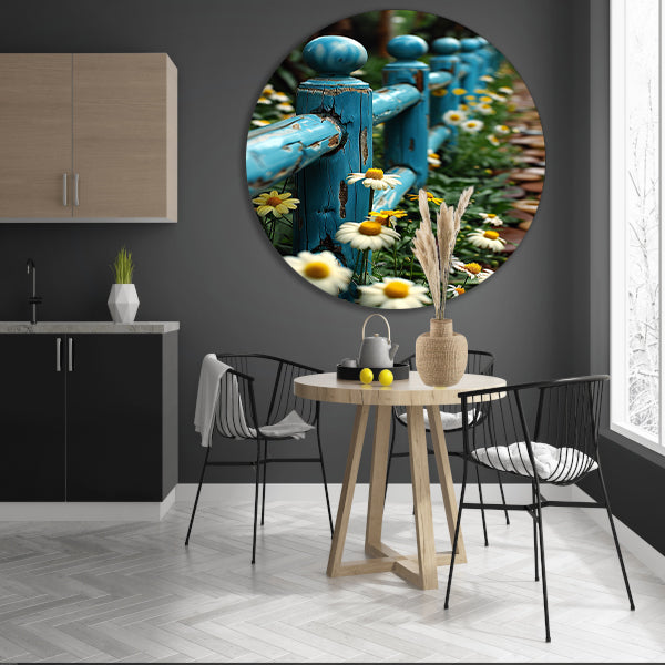 Blauw verweerd hek met margrieten in tuin aluminium muurcirkel