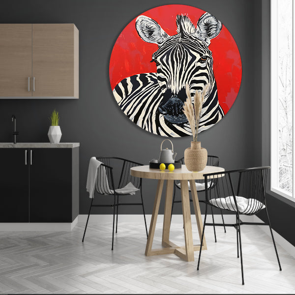 Zebra tegen een levendige rode achtergrond forex muurcirkel