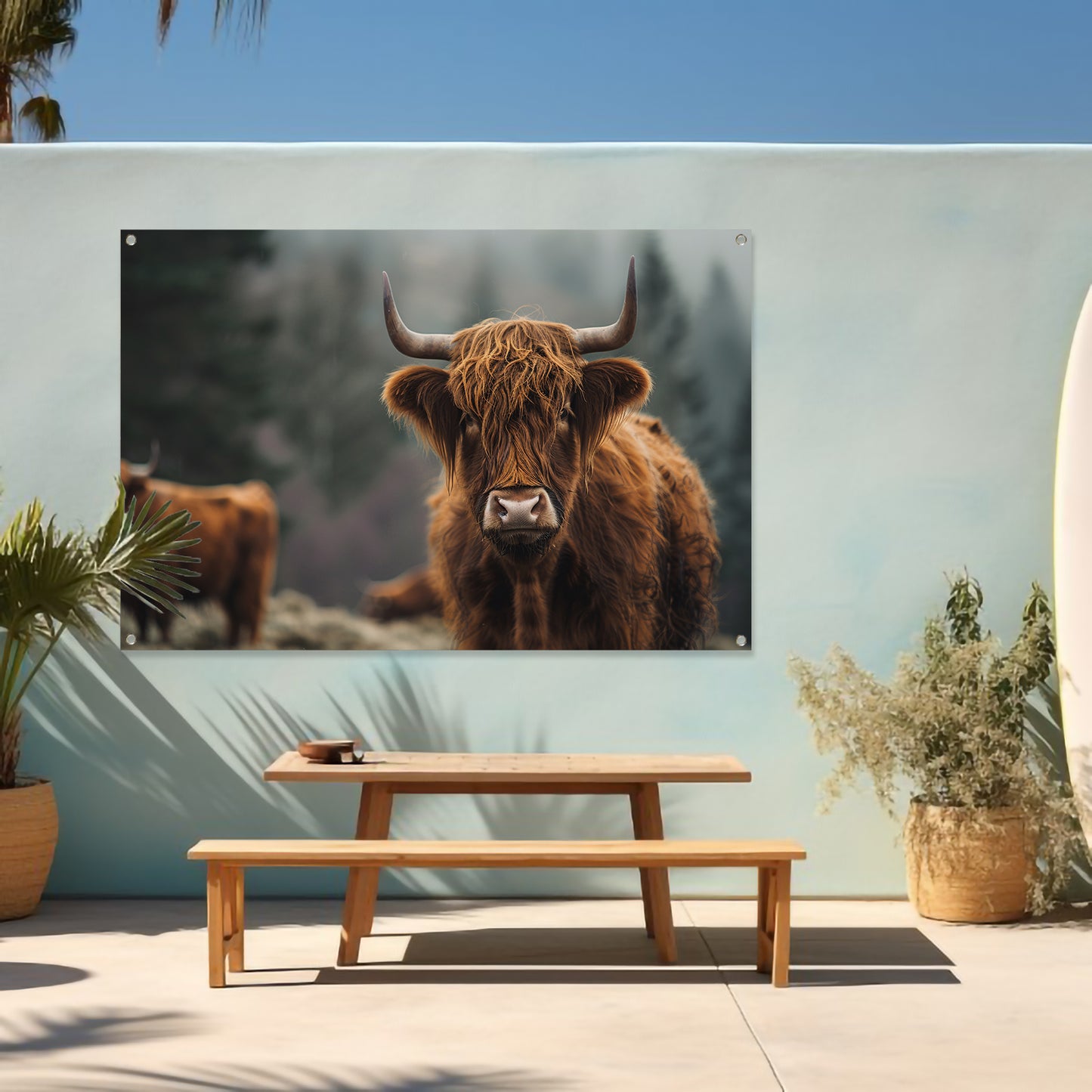Schotse Hooglander in mistig boslandschap tuinposter