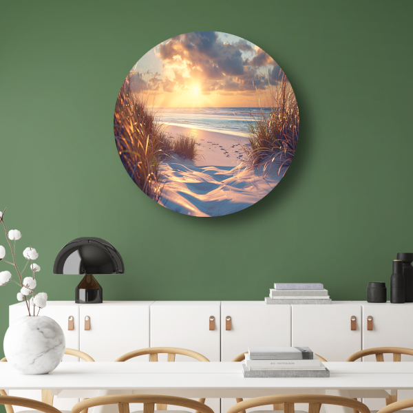 Betoverende zonsondergang op het strand met levendige kleuren aluminium muurcirkel