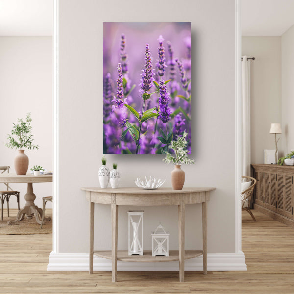 Close-up van bloeiende lavendelbloemen in paars canvas