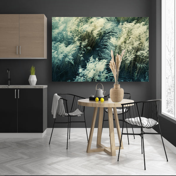 Beek door graslanden met rustgevend waterposter