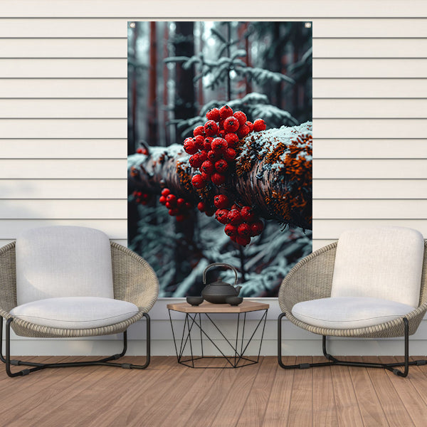 Rode bessen in de winterse sneeuw tuinposter