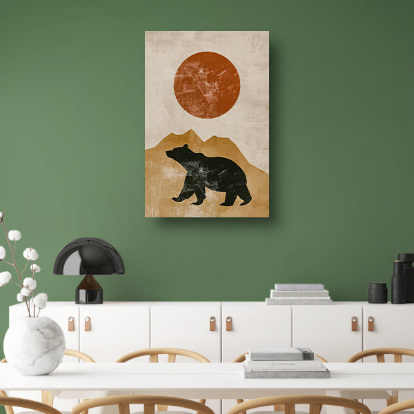 Minimalistische weergave van beer en bergen bij zonsondergang poster