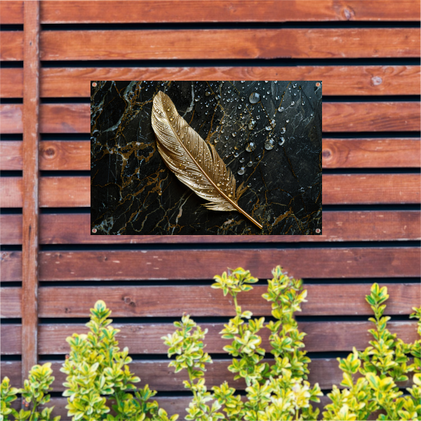 Gouden veer met waterdruppels op donker marmer tuinposter