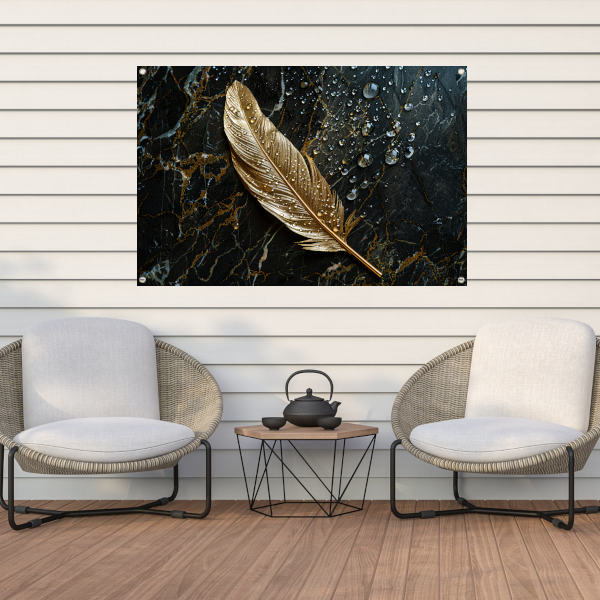 Gouden veer met waterdruppels op donker marmer tuinposter