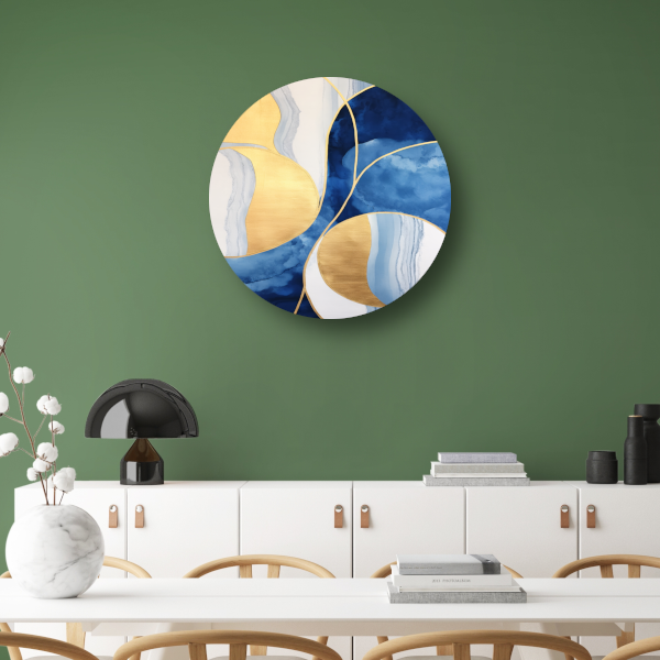 Abstract schilderij in blauw, wit en goud aluminium muurcirkel