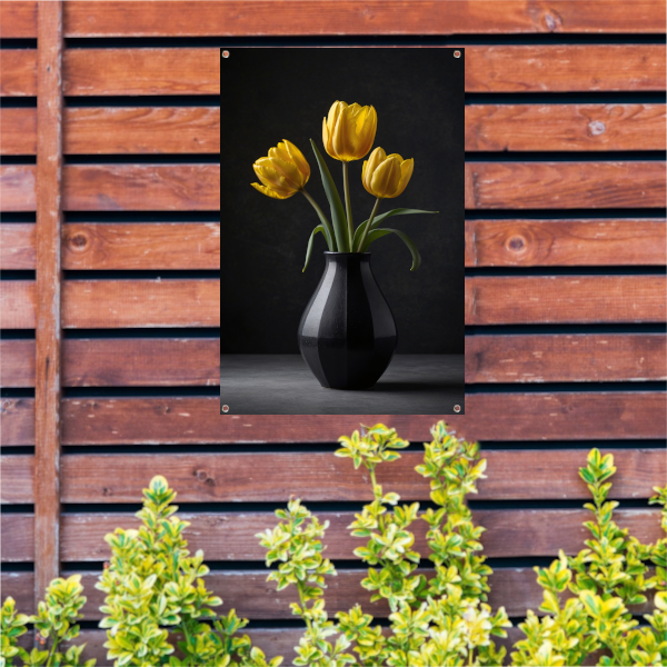Gele tulpen in een elegante zwarte vaas tuinposter