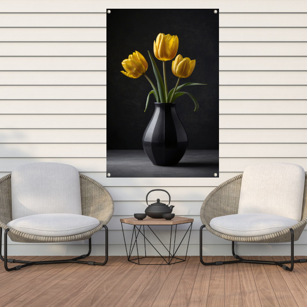 Gele tulpen in een elegante zwarte vaas tuinposter