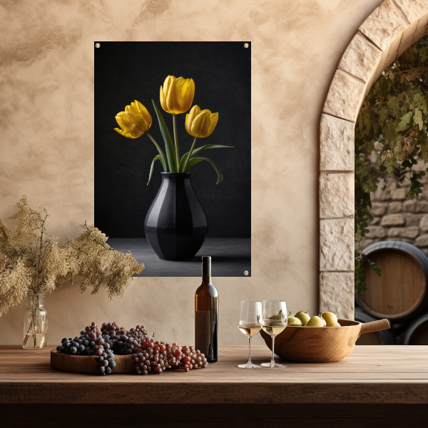 Gele tulpen in een elegante zwarte vaas tuinposter