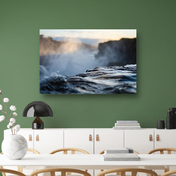 Waterval met nevelige achtergrond en rotsenposter