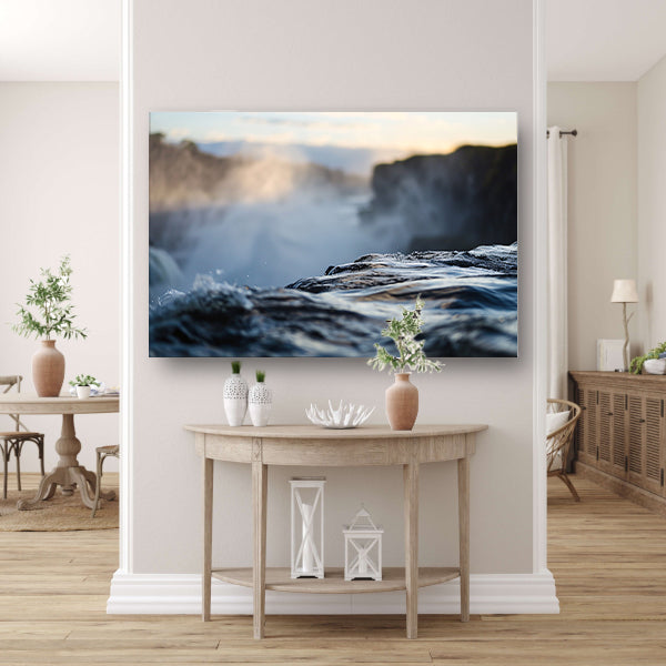 Waterval met nevelige achtergrond en rotsenposter