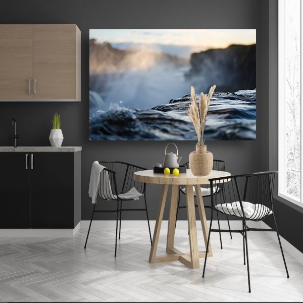 Waterval met nevelige achtergrond en rotsenposter
