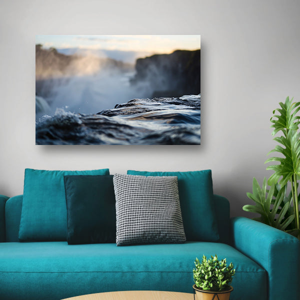 Waterval met nevelige achtergrond en rotsenposter