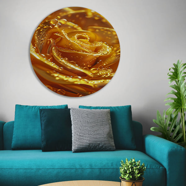 Gouden roos met glinsterende waterdruppels close-up aluminium muurcirkel