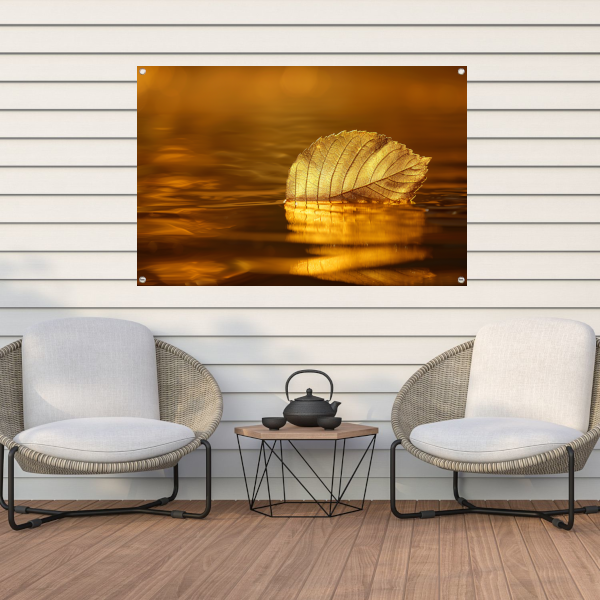 Gouden blad op kalme wateren bij zonsondergang tuinposter