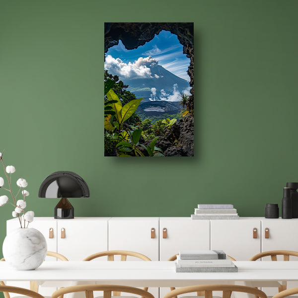 Vulkaan omlijst door bladeren canvas