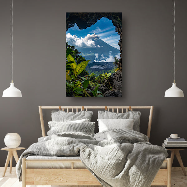 Vulkaan omlijst door bladeren canvas
