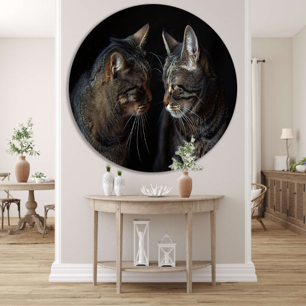 Twee katten in een donkere omgeving aluminium muurcirkel