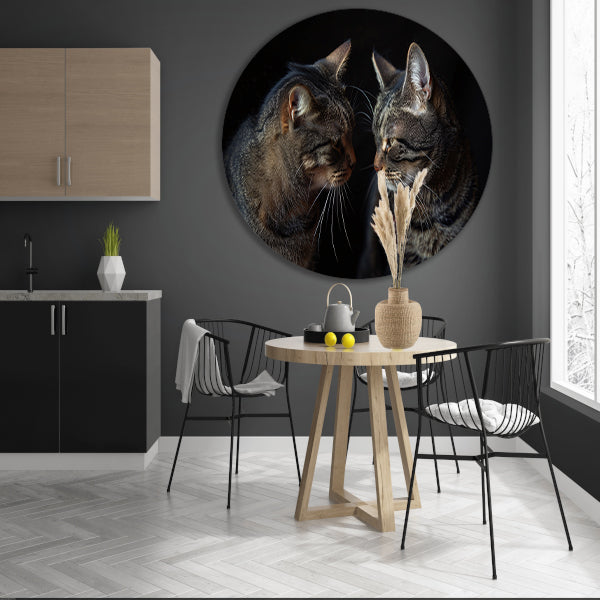 Twee katten in een donkere omgeving aluminium muurcirkel