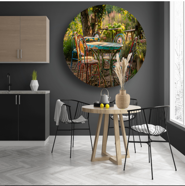 Moderne eetkamer met kleurrijke stoelen forex muurcirkel