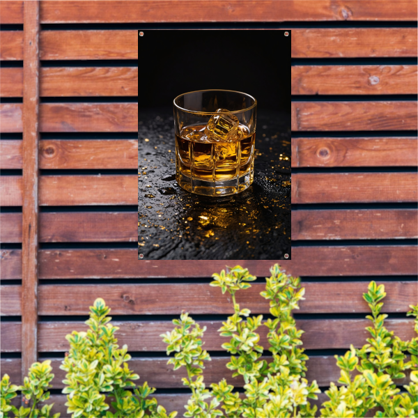 Amber Whisky in Glas met Gouden Accenten tuinposter