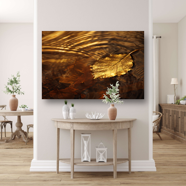 Gouden herfstblad zwevend op rustig water canvas
