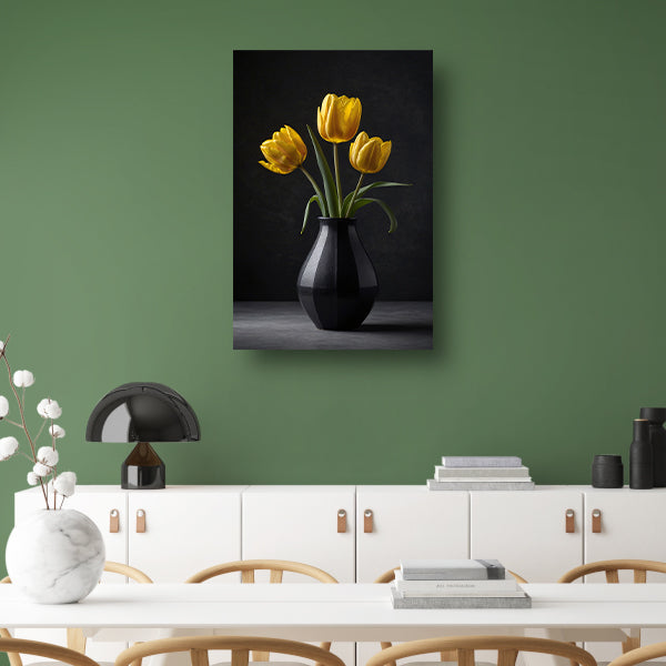 Gele tulpen in een elegante zwarte vaas poster